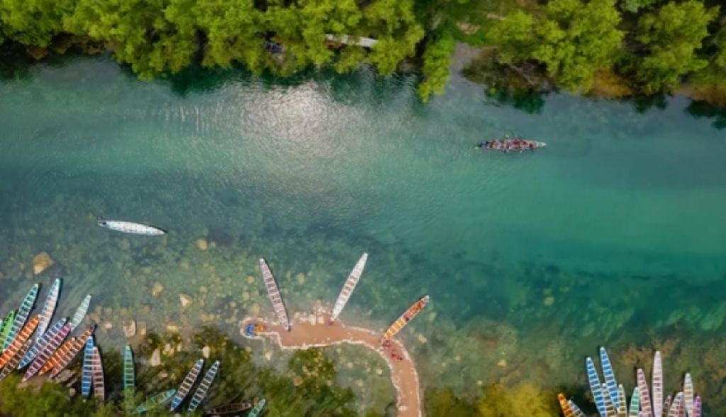 La bella tonalidad de sus aguas es uno de sus principales atractivos. La bella tonalidad de sus aguas es uno de sus principales atractivos.