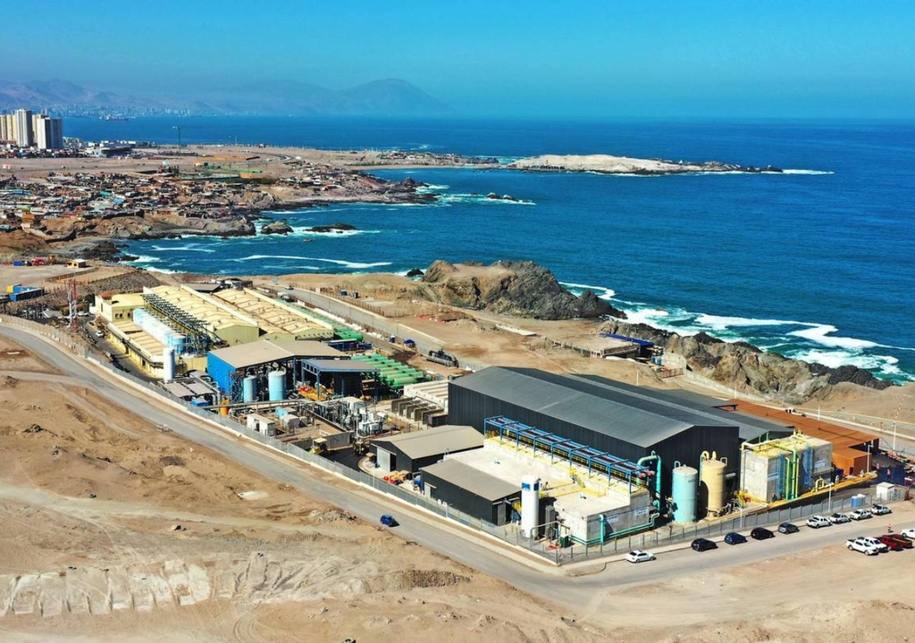 Planta desalinizadora ubicada en la Región de Antofagasta, Chile, junto al océano Pacífico.