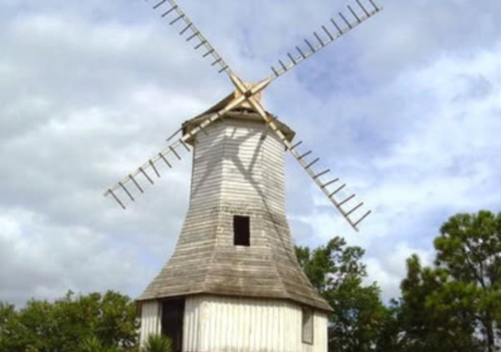Molino Parque Pereyra Iraola En el lugar hay un Molino Holandés, donado por los Países Bajos a fines de la década de 1940 y que originalmente abastecía una usina eléctrica.