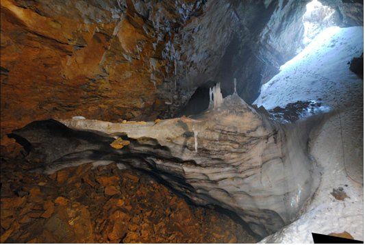 Foto 1: Registro de hielo hallado en la Cueva Helada A-294