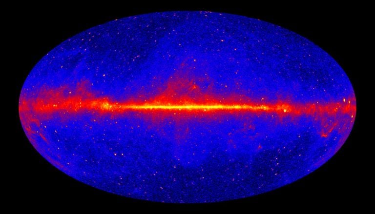 El brillo azul que aparece en el agua revela part&iacute;culas extremas del Universo: la radiaci&oacute;n Cherenkov