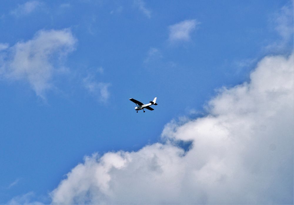 Avioneta entre las nubes