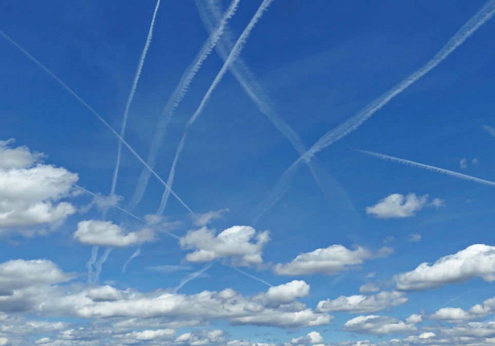 Estelas de condensación en el cielo Estelas de condensación en el cielo