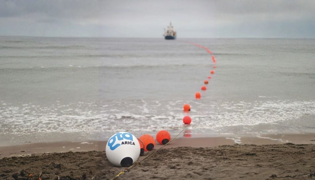 Cable Prat El Cable Prat, que conecta distintos puntos de la costa chilena mediante fibra óptica submarina, está siendo utilizado para investigar una nueva forma de detectar movimientos sísmicos bajo el océano. Crédito de la imagen: USM.