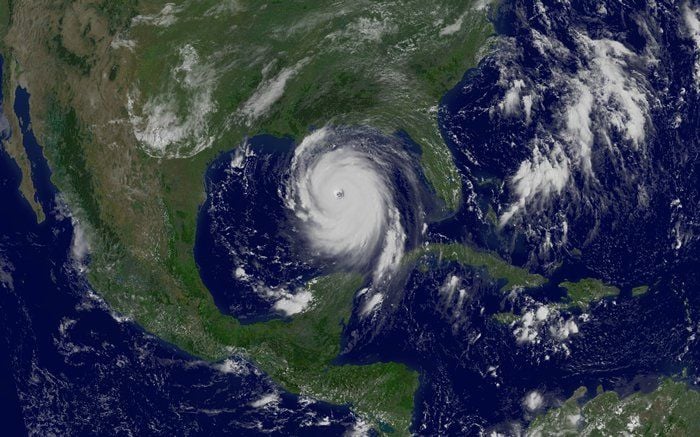 Georgia Tech- NATUREUn nuevo estudio de Georgia Tech intensifica y refuerza el link entre el número de huracanes intensos, como Katrina, y el incremento de la temperatura del agua del mar. Foto cortesía: NOAA.Aguas más cálidas del océano son de hecho un factor dominante en la creación de huracanes más devastadores, así lo han encontrado algunos científicos atmosféricos. El hallazgo confirma lo que muchos han sospechado: la elevación de las temperaturas están ligadas directamente a la intensidad de los huracanes, considerando datos en las pasadas décadas.Investigadores en el Instituto de Tecnología en Atlanta examinaron datos para una gama de rangos de las variables del clima que contribuyen a la formación de huracanes en las categorías 4 y 5, el extremo superior de la escala de intensidad. Solamente la temperatura superficial del mar mostró una alta correlación con el aumento observado en la ocurrencia de estas tormentas desde 1970.Y con las temperaturas del mar elevándose aún más, significara que las décadas próximas podrían traer aún más huracanes como Katrina, que machacó Nueva Orleans en agosto de 2005. "La inferencia es que si usted guarda caliente las aguas, usted va a conseguir tormentas más intensas," dice Judith Curry, miembro del equipo de investigación.Vientos sobre aguas turbulentas y cálidasLos científicos del clima saben que, a través del mundo, los huracanes han crecido en intensidad aunque no necesariamente en frecuencia durante las pasadas décadas (véase 'Storms get fewer but fiercer'). Así Curry y sus colegas examinaron datos existentes sobre una gama de variables del clima, correlacionando los cambios en estos factores con tendencias en la ocurrencia de los huracanes de la más alta categoría.Globalmente, solamente la temperatura superficial del mar aumentó en línea con huracanes súper fuertes. El equipo de Curry divulgó este trabajo en Science1.El hecho que mares más calientes, hacen tormentas más intensas, puede no ser una sorpresa. Se forman los huracanes cuando el agua que se evapora de los océanos alimenta a una masa que se arremolina con nubes convectivas alrededor de un núcleo de bajas presiones: cuanto más cálida sea el agua, más energía está disponible para la tormenta.Pero …Algunos expertos del clima habían sugerido que otros factores, tales como ' la cizalladura vertical del viento ', pueden también condicionar la tendencia. Una alta cantidad de cizalladura, donde las velocidades del viento cambian rápidamente con altitud, puede hacer que una tormenta no gire más rápidamente y crear un ambiente desfavorable para el desarrollo y mantenimiento de un huracán intenso.Este último estudio intentó determinar si otros factores, con la excepción de las temperaturas superficiales del mar, podrían contribuir perceptiblemente a esta tendencia en los 35 años de estudio.Los investigadores Carlos Hoyos y Paula Agudelo del Tech de Georgia, junto con Curry y Webster examinaron tres factores: la cizalladura vertical del viento; la humedad en la atmósfera más baja y deformación por estiramiento zonal que es la tendencia de los vientos a rotar en una dirección ciclónica."Si se examina la intensificación de una sola tormenta, o aún la estadística sobre la intensificación por una estación particular, los factores como la cizalladura del viento pueden desempeñar un papel importante," dijo Curry, profesor y Jefe de la Escuela de la tierra y de las ciencias atmosféricas en el Tech de Georgia. "Sin embargo, no hay tendencia global en la cizalladura del viento o en los otros factores sobre el período de 35."Curry dijo que vieron una tendencia pequeña pero significativa en la intensidad de la fuerza de la cizalladura del viento en el Atlántico Norte, pero que las temperaturas superficiales del mar eran el factor dominante en el aumento en ambos: en la intensidad global de huracanes. Así como en la intensidad de los huracanes de Atlántico Norte."Con este nuevo trabajo, se puede afirmar el acoplamiento entre el aumento en las temperaturas superficiales del mar y la intensidad de los huracanes, que ha sido una cuestión clave en la discusión si el calentamiento global está causando un aumento en intensidad del huracán," dijo Curry.Estación de tormentasLa subidas de la temperatura del mar podrían significar que tormentas más devastadoras que golpearán las líneas de costa propensas a la llegada de huracanes en el mundo - con las implicaciones adversas en esos lugares en el futuro de esas regiones.“Estamos viendo con un riesgo mucho mayor y peor de lo que la gente pensaba hace un año," dice Curry. Y con los niveles de mar y un sistema de precipitación en aumento como resultado de cambios globales del clima. El riesgo de inundaciones de tales tormentas crecerá”, agrega. “Algunas gentes no volverán a Nueva Orleáns. "Y algunos lugares van a llegar a ser inseguros y peligrosos."Visite nuestro newsblog para leer y para fijar comentarios sobre esta historia.Referencias1. Hoyos C. D., Agudelo P. A., Webster P. J.& Curry J. A. . Science, doi:10.1126/science.1123560. (2006).Texto sacado de Nature:http://info.nature.com/cgi-bin24/DM/y/eXP80DglxD0C30xCy0E7Y de:http://www.gatech.edu/news-room/release.php?id=898