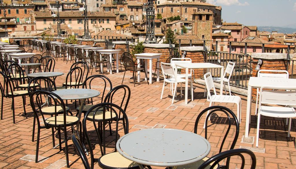 Terraza bar La modificación del Acuerdo Laboral Estatal de Hostelería (ALEH) incorpora por primera vez el riesgo climático dentro de la prevención laboral del sector