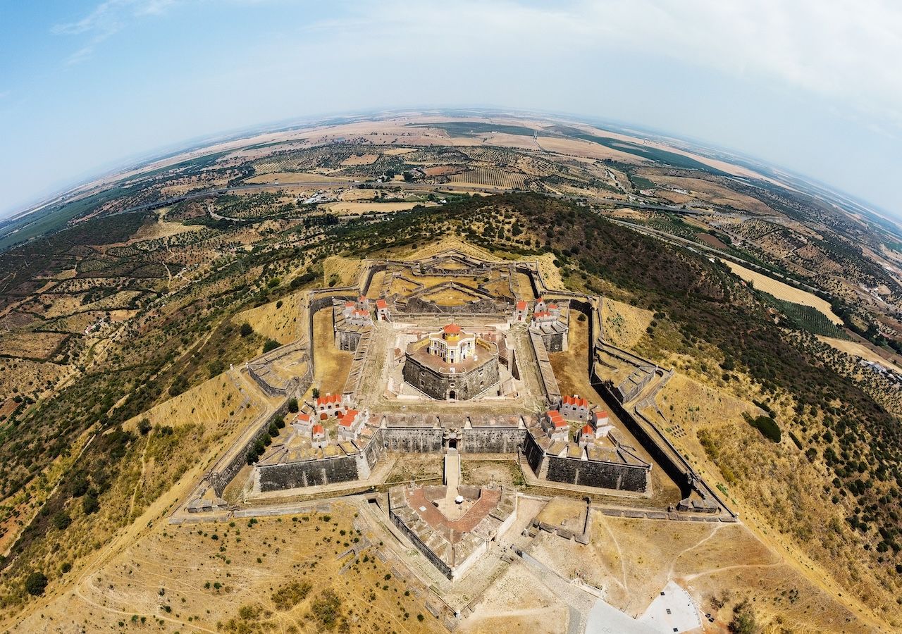 Vista aérea del Fuerte de Nuestra Señora de Gracia, una fortaleza estrellada del siglo XVIII diseñada para defender Elvas con una estrategia de 360 grados.