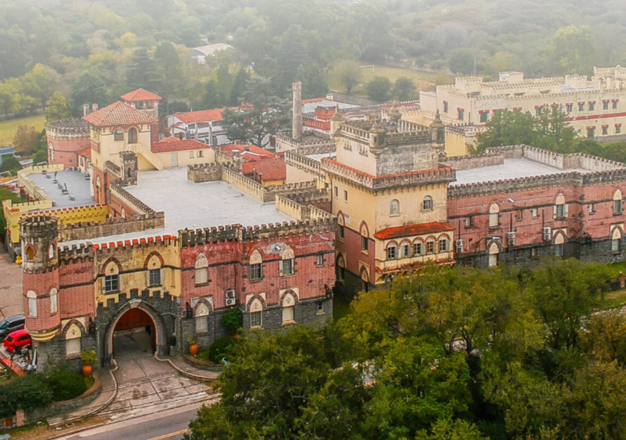 El majestuoso castillo medieval que es un hotel y donde uno puede quedarse a dormir en Córdoba.