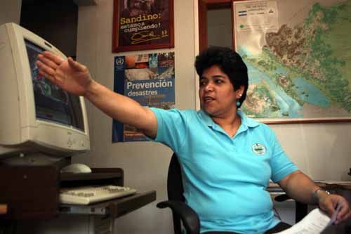 Técnico del Ineter durante una intervención para los medios locales.