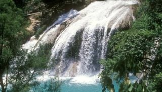 El Chifl&oacute;n de las cascadas de Chiapas alcanza su m&aacute;ximo esplendor con el azul turquesa de sus aguas