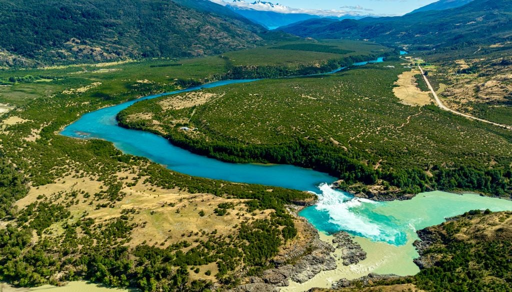 Confluencia de los ríos Baker y Nef en la Carretera Austral. La confluencia de los ríos Baker y Nef es todo un imperdible de la Carretera Austral.