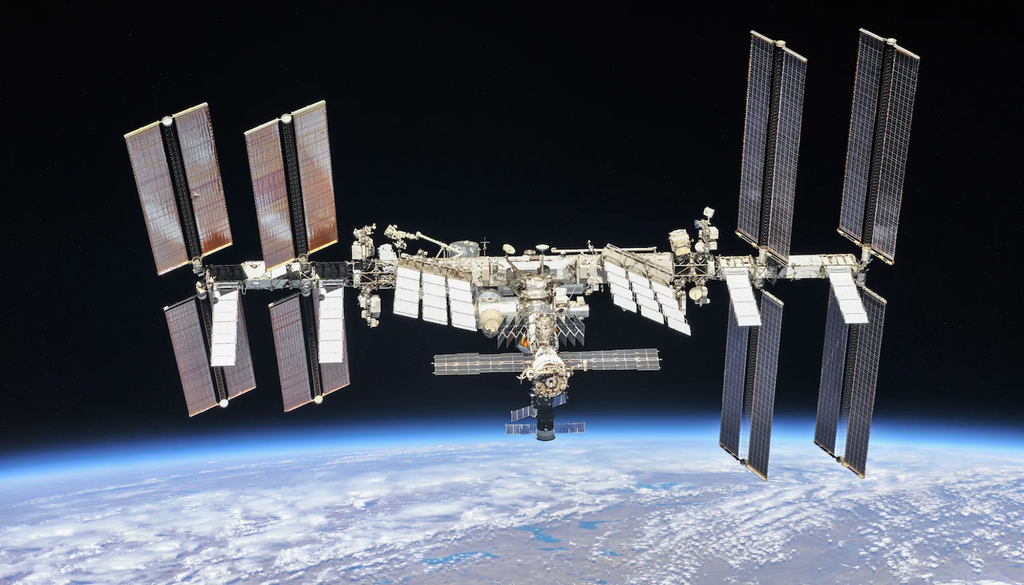 Mientras tanto la Estación Espacial Internacional está en decadencia y obsoleta.