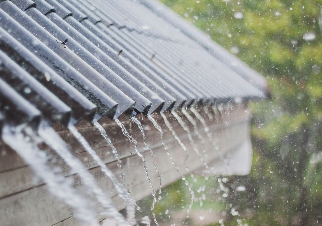 lluvia cayendo sobre el tejado