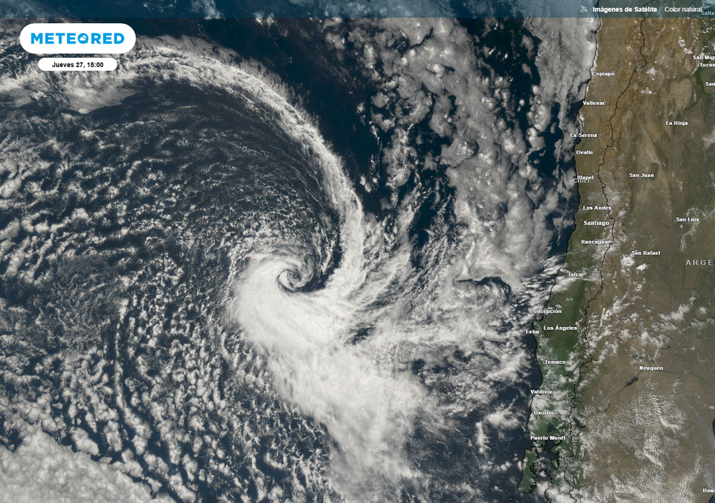 Imagen satelital de un ciclón extratropical frente a Chile continental Imagen satelital de un ciclón extratropical frente a Chile continental