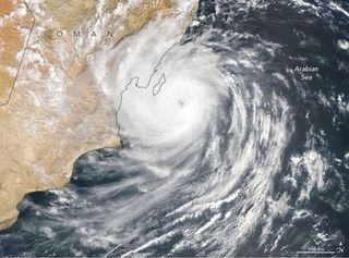 El ciclón Hikaa golpea a Omán