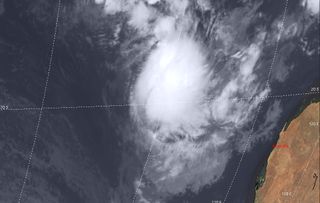 El ciclón tropical Mangga da otra sorpresa a los meteorólogos