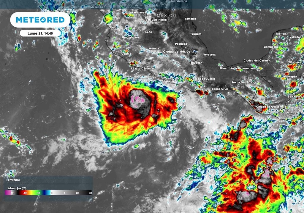 La imagen satelital, muestra la nubosidad convectiva asociada a la circulación del huracán Polo, también se aprecia la formación de su ojo.