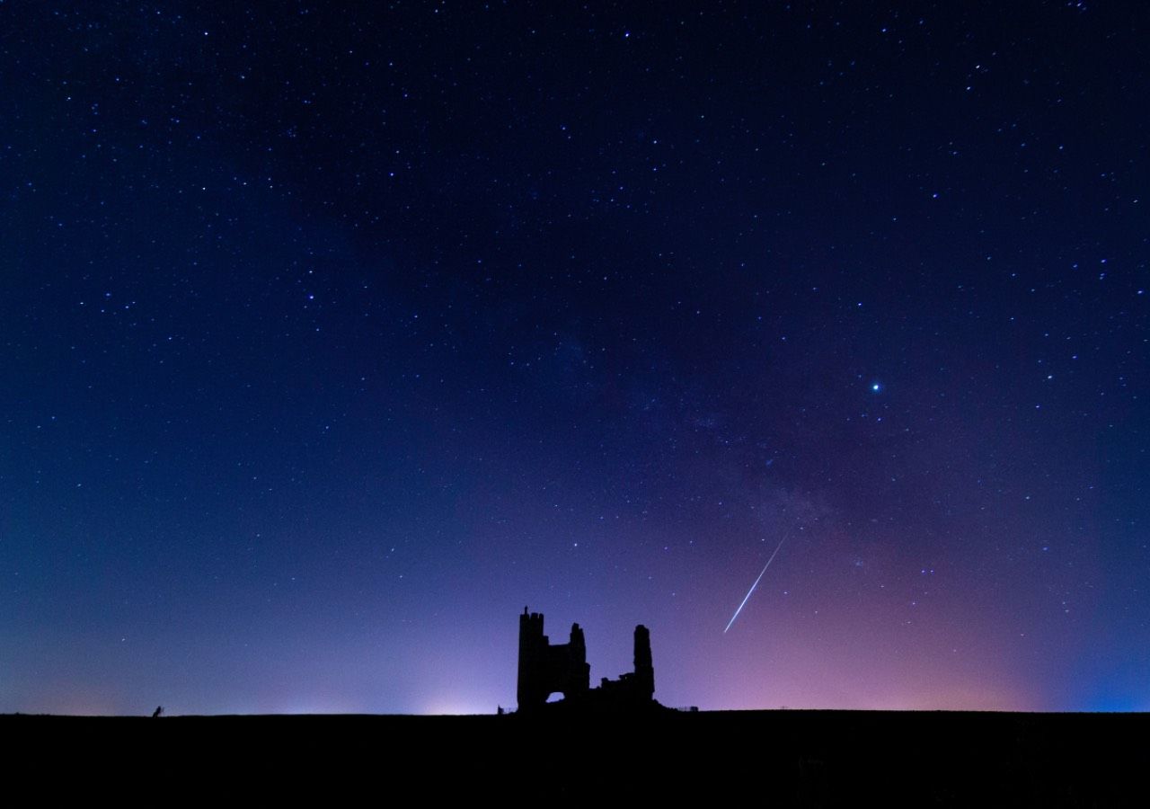 Estrella fugaz tras el castillo en ruinas de Caudilla, en Toledo. Lugar alejado de la ciudad y sin contaminación lumínica.