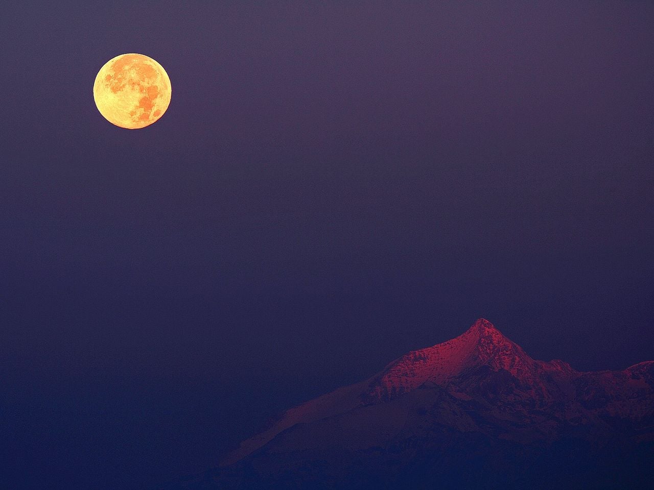 La luna del cazador sobre los Alpes. Crédito & Copyright: NASA/APOD Stefano De Rosa