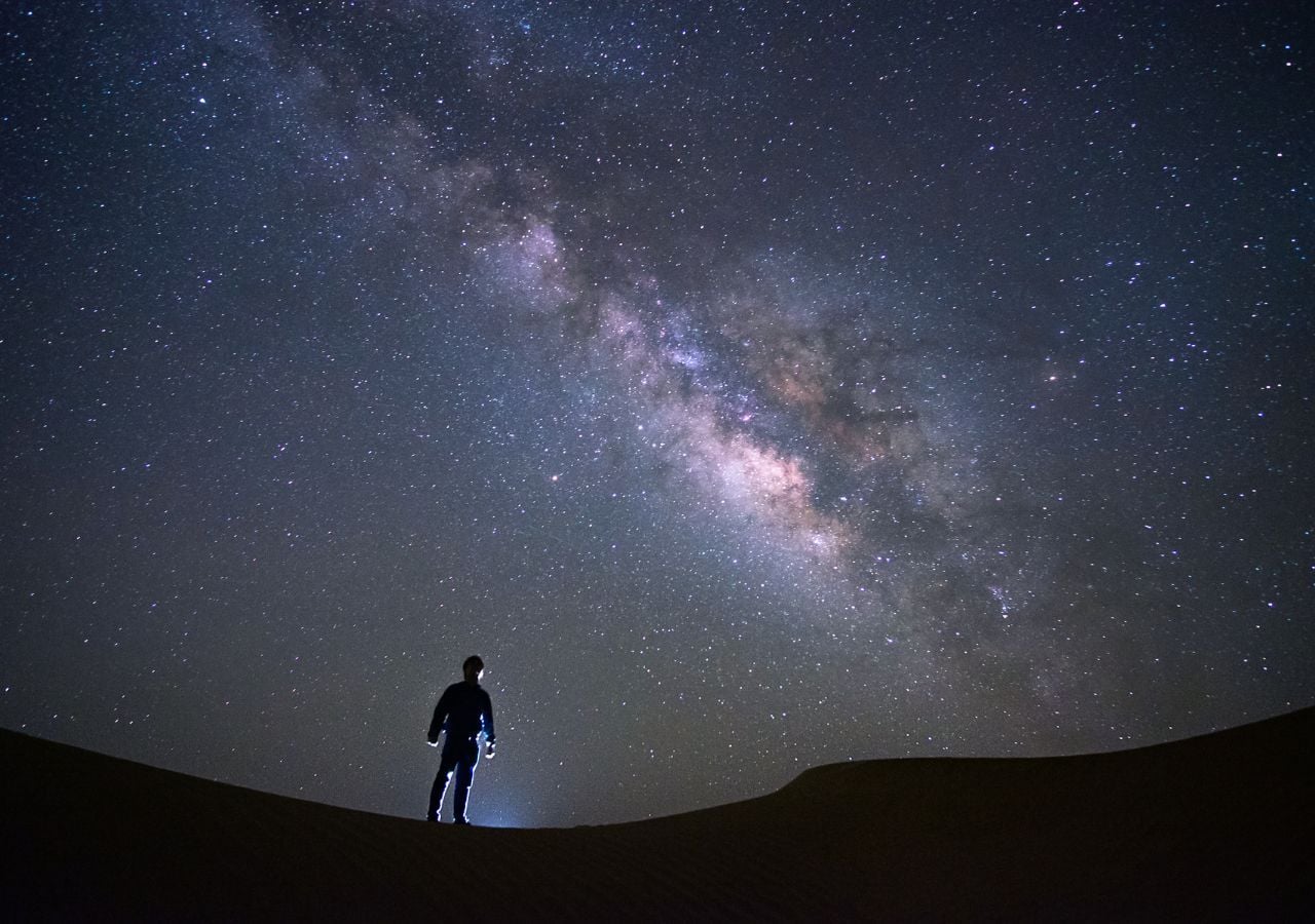 Si existiera un número ilimitado de estrellas, no pudiéramos observar el cielo nocturno de la misma forma que lo hacemos siempre, ya que sería blanco y no negro.
