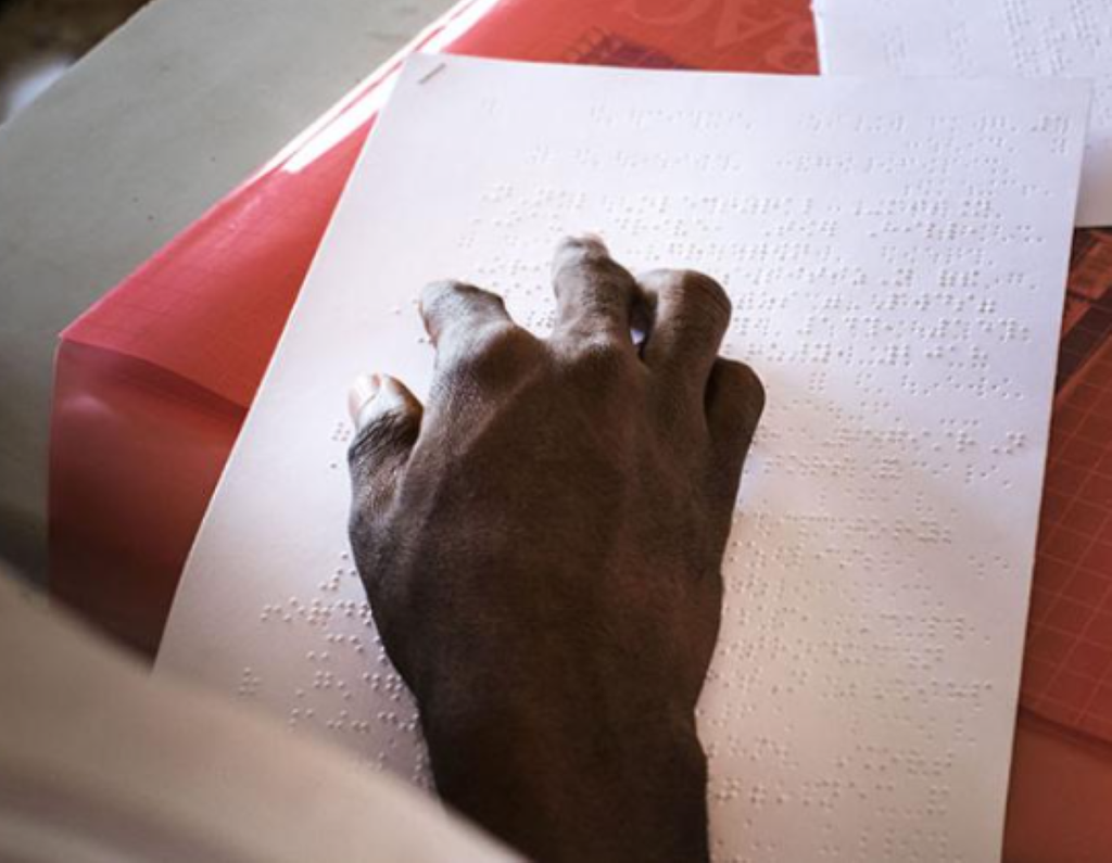 El Braille ayuda a garantizar la comunicación para las personas ciegas o débiles visuales.