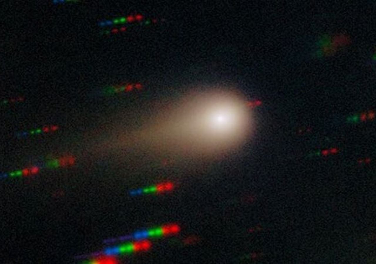 Astrónomos y estudiantes que colaboran en una iniciativa educativa única han obtenido una nueva y sorprendente imagen de la cola en crecimiento del cometa interestelar 3I/ATLAS. Crédito: NOIRLab. http://creativecommons.org/licenses/by/4.0/