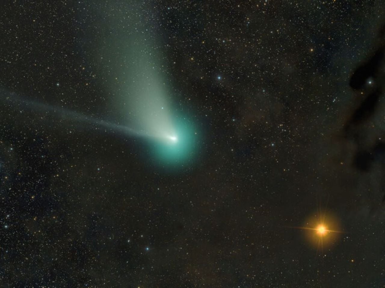 El cometa ZTF (C/2022 E3) junto Marte el 10. El cometa Tsuchinshan-ATLAS se verá igualmente brillante y activo cuando esté cercano a la Tierra en octubre de 2024. Crédito: Daniel Bartlett