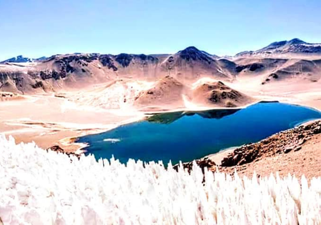Volcán Incapillo La Rioja El volcán Incapillo (o Corona del Inca) tiene un lago en el interior de su cráter y estpa rodeado por nieve y depósitos volcánicos. Foto: X @turisargentina