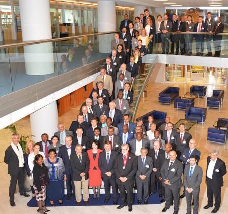 El Consejo Ejecutivo De La Omm Inaugura Su Reunión Anual Los resultados de la reunión del Consejo ayudarán a conformar la contribución de la OMM a la Agenda para el Desarrollo Después de 2015 en materia de reducción de riesgos de desastre, desarrollo sostenible y cambio climático. Se pondrán en marcha debates sobre la forma de promover inversiones más coordinadas en los Servicios Meteorológicos e Hidrológicos Nacionales (SMHN), así como asociaciones entre los servicios meteorológicos para el público y el sector privado, que está en rápida evolución.Más concretamente, la Agenda comprende:• servicios climáticos en apoyo de la acción por el clima y el desarrollo sostenible• reducción de riesgos de desastre, resiliencia y prevención• sistemas de observación e información fortalecidos• mejora de las observaciones y aumento de la comprensión de las regiones polares y de alta montaña• apoyo meteorológico a la navegación aérea• desarrollo de capacidad“Los resultados de la Conferencia de las Naciones Unidas sobre la Reducción del Riesgo de Desastres, de la Agenda para el Desarrollo Después de 2015 de las Naciones Unidas y del Acuerdo sobre el Clima de París para después de 2020 han influido sobremanera en las prioridades de la OMM en cuanto a la reducción de pérdidas humanas y económicas, pues respaldará la adopción de decisiones pertinentes por medio de servicios que tengan en cuenta los impactos”, manifestó David Grimes, Presidente de la OMM. Es más necesario que nunca contar con Servicios Meteorológicos e Hidrológicos Nacionales con autoridad y fondos suficientes pues cada vez se dan con mayor frecuencia e intensidad fenómenos meteorológicos y climáticos extremos de efectos devastadores debido al cambio climático, dijo el Secretario General de la OMM, Petteri Taalas.“El año pasado se batieron muchos récords de temperatura y lo mismo ha sucedido a principios del presente año”, dijo el señor Taalas, que tomó posesión de su cargo el 1 de enero de 2016.“Las concentraciones de dióxido de carbono en la atmósfera superaron el umbral simbólico de 400 partes por millón tanto en el hemisferio sur como en el hemisferio norte. Se han dado ciclones tropicales intensos como Winston en Fiji; el hielo marino del Ártico ha registrado su nivel más bajo por segundo año consecutivo, y ha habido también precipitaciones extremas, como las que causaron recientemente inundaciones en Francia”, señaló el señor Taalas.En seguimiento del Acuerdo sobre el Clima de París, la OMM dará prioridad al desarrollo de un Sistema mundial integrado de información sobre gases de efecto invernadero, que permitirá a los gobiernos determinar y vigilar de cerca fuentes concretas de emisiones nacionales (por ejemplo, las zonas urbanas) con objeto de elaborar medidas más específicas para limitarlas. Tomará como base el exitoso Programa de la Vigilancia de la Atmósfera Global de la OMM, en cuyo marco se miden las concentraciones de gases de efecto invernadero en la atmósfera.La OMM, que desde hace poco es el primer organismo de las Naciones Unidas en convertirse en una entidad acreditada del Fondo Verde para el Clima, seguirá empeñándose en mejorar la prestación y el uso de servicios climáticos como las proyecciones estacionales. Son esferas de interés prioritario la agricultura y la seguridad alimentaria, la gestión de los recursos hídricos, la salud, la reducción de riesgos de desastre y la energía.El Consejo Ejecutivo examinará también la contribución de la OMM a la reciente Iniciativa Riesgo climático y sistemas de alerta temprana (CREWS), cuya finalidad es mejorar el acceso de los más vulnerables a las alertas tempranas de condiciones medioambientales peligrosas en todas las escalas temporales.“Estoy orgulloso de nuestra herencia y de la mejora de nuestra capacidad para avisar e informar a los ciudadanos de los riesgos meteorológicos, climáticos e hidrológicos a fin de mantenerlos a salvo de cualesquiera daños, minimizar los efectos negativos para sus bienes y permitir que las economías prosperen”, dijo el señor Grimes.El Consejo Ejecutivo coordina programas; gestiona el presupuesto; examina resoluciones y recomendaciones de las asociaciones regionales y las comisiones técnicas y toma las medidas pertinentes, y estudia cualquier cuestión que afecte a la meteorología internacional y a las actividades conexas y formula recomendaciones al respecto. Está compuesto por un presidente, tres vicepresidentes, los presidentes de las seis asociaciones regionales y 27 Directores de Servicios Meteorológicos o Hidrometeorológicos.15 junio 2016Fuente: OMM