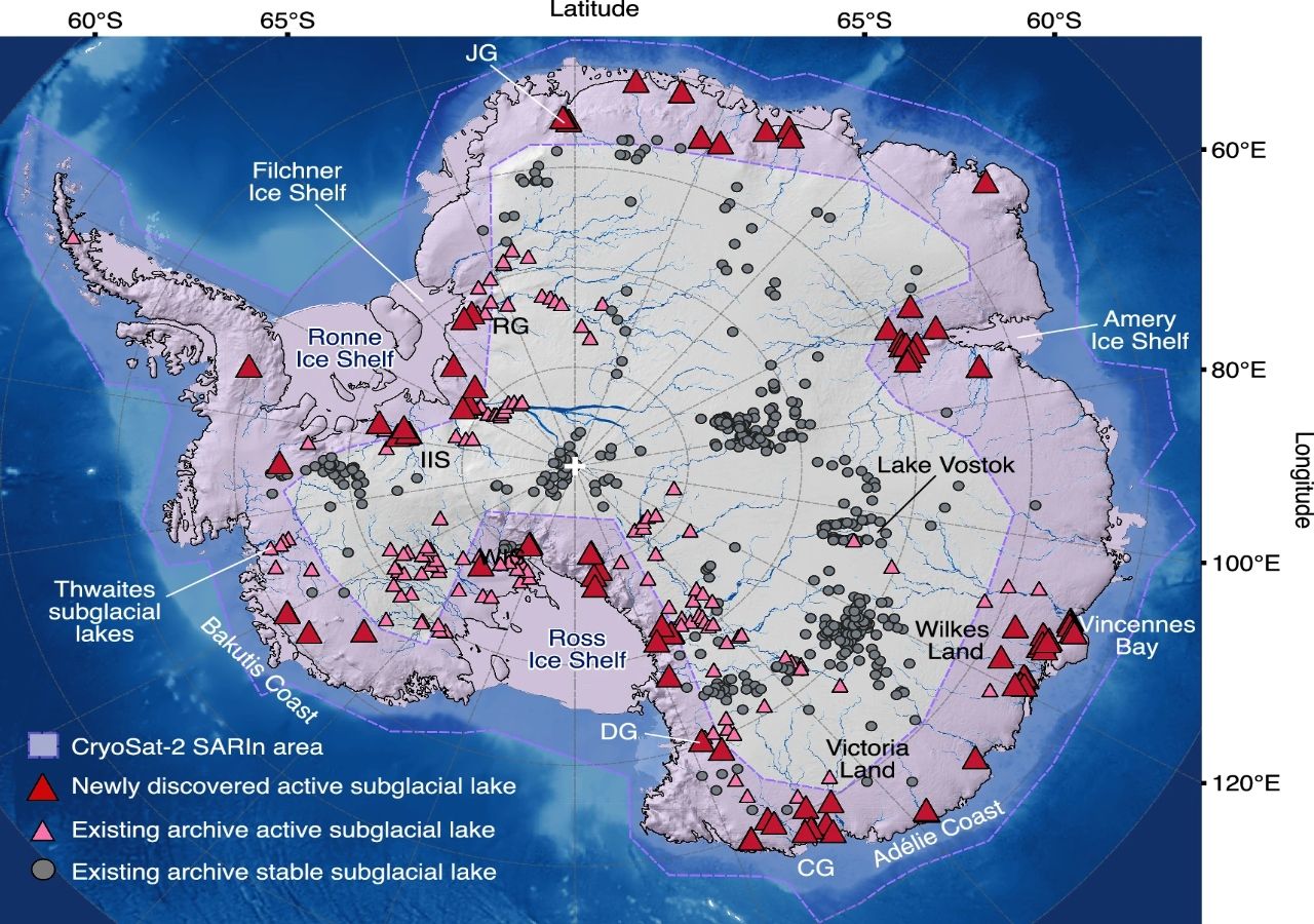 Este mapa de la Antártida muestra la ubicación de 85 lagos subglaciales "activos" recién descubiertos (triángulos rojos) comparado con los lagos ya reconocidos. Fuente: Nature