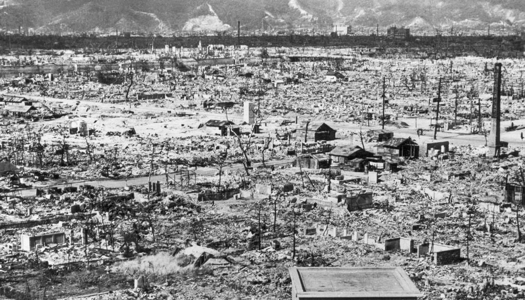bomba atômica A bomba atômica lançada pelos EUA sobre a cidade japonesa de Hiroshima causou a morte de mais de 140.000 pessoas.