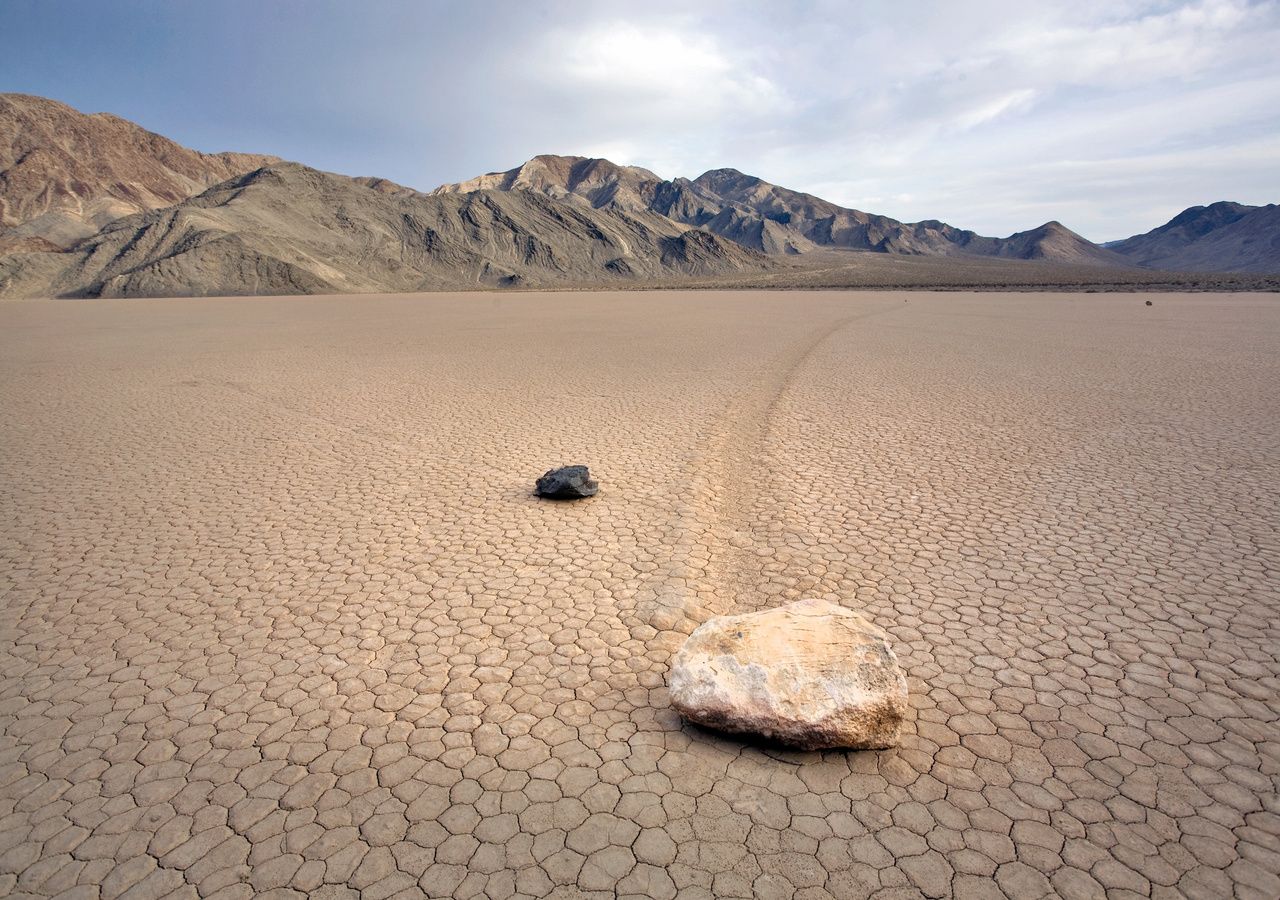 Las rocas pueden desplazarse por mecanismos físico-mecánicos: esto es bien evidente en el lecho seco del lago Racetrack Playa, en el Valle de la Muerte, pero también sucede en España.
