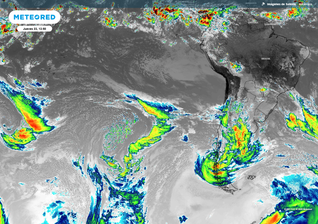 Imagen satelital El satélite muestra un sistema frontal sobre Chile, que dejó vientos y precipitaciones sobre el país durante el jueves 23. En el océano, ya se hace notar el frente que llegará el día domingo, con un nuevo temporal.