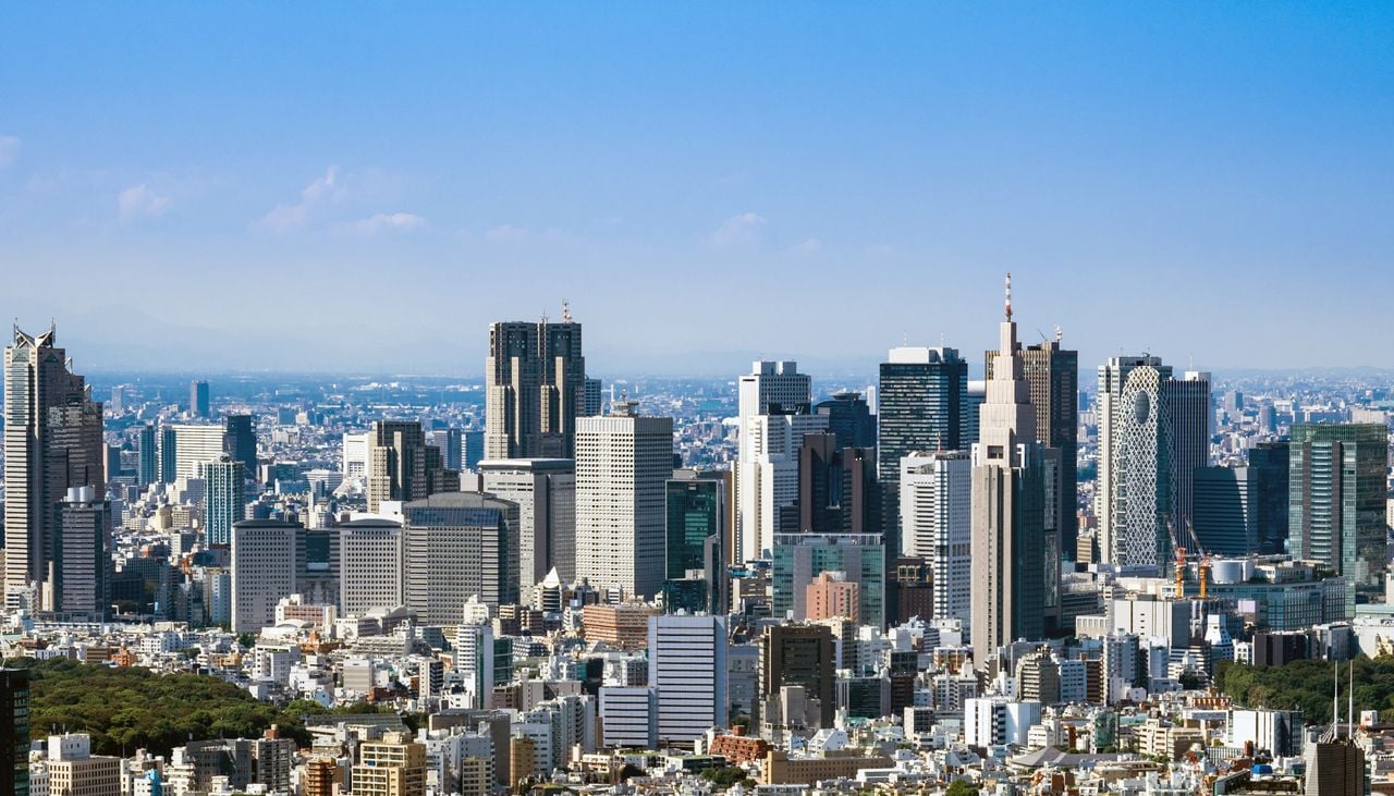 La capital de Japón, Tokio, destaca por sus impresionantes rascacielos construidos con tecnología antisísmica.