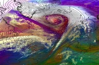 El desarrollo inicial de la borrasca Dennis: fase baroclina