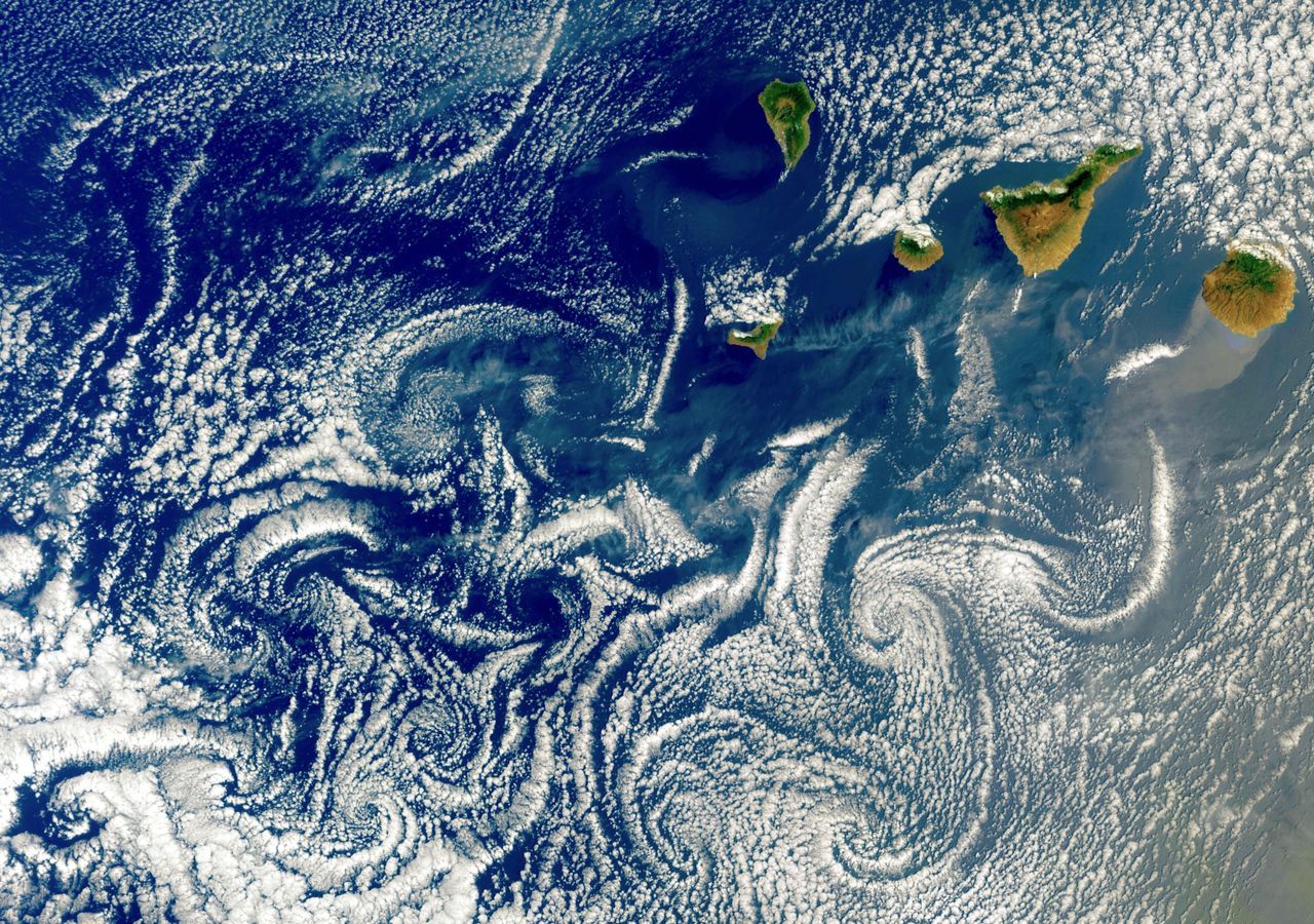 Vórtices de Von Kármán generados a sotavento de las islas Canarias. Imagen tomada por el satélite Sentinel.3 el 19 de abril de 2021. Crédito: © Copernicus