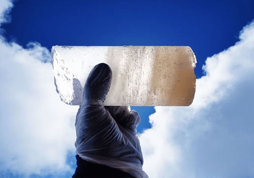 Un testigo de hielo permite analizar capas formadas año tras año. En ellas se preservan gases atmosféricos y material genético antiguo (Imagen tomada de Fundación Glaciares Chilenos).