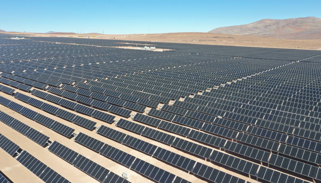 Extenso parque solar en el desierto de Atacama, donde la alta radiación permite generar energía limpia clave para impulsar la producción de hidrógeno verde en Chile. Imagen referencial.