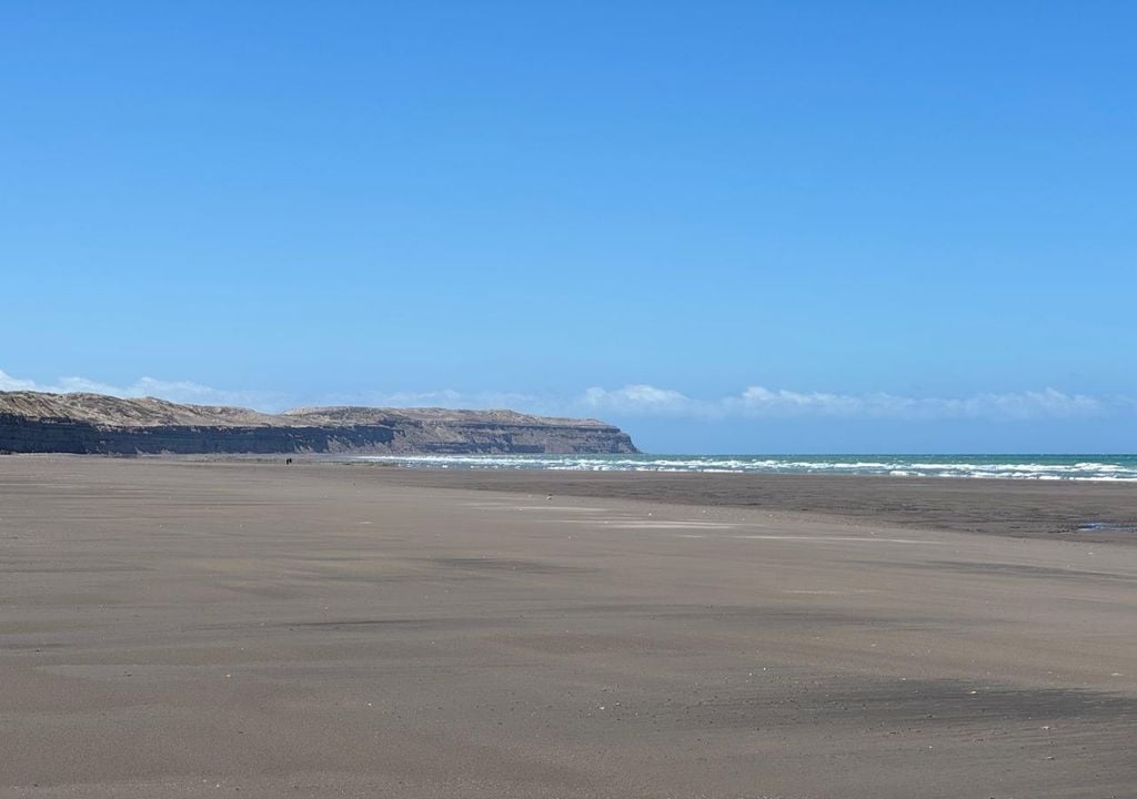 Bahía Creek se destaca por su belleza patagónica: amplias playas y zonas de acantilados que terminan en ellas. Imagen: Delfina Ferreira.