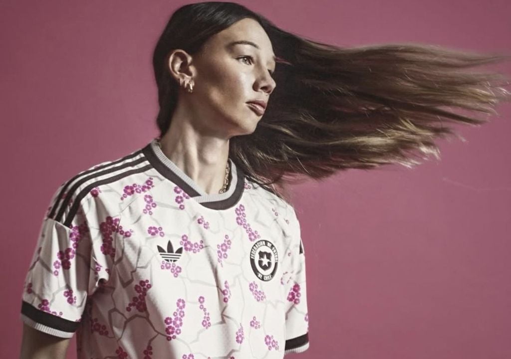La prenda representa un cambio estético en la identidad de La Roja y, además, es una forma de visibilizar uno de los ecosistemas más singulares del país. Créditos de imagen: Adidas Chile.