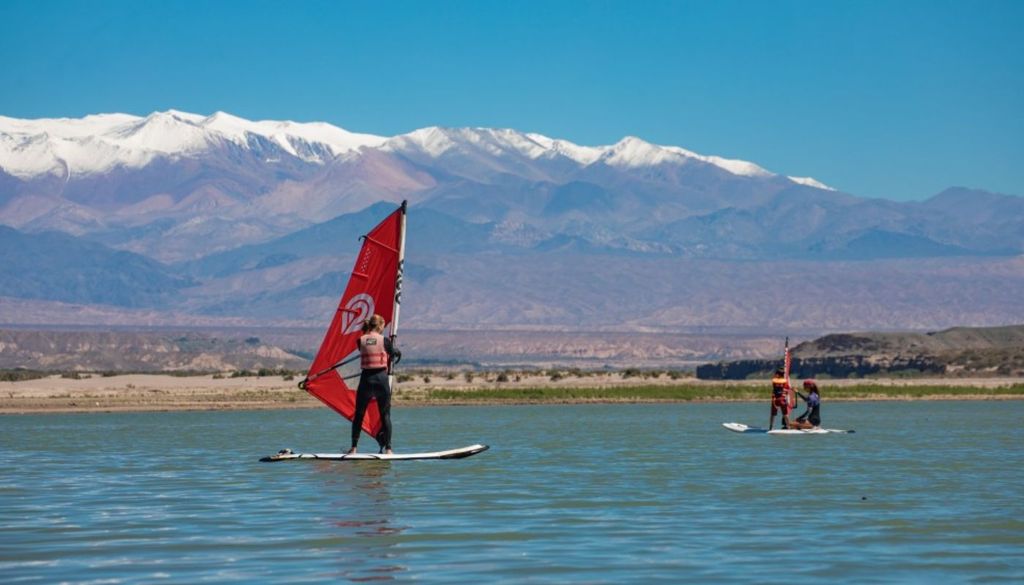 Considerado uno de los lagos más ventosos del mundo, este destino ha logrado posicionarse como paraíso del windsurf y el kitesurf.