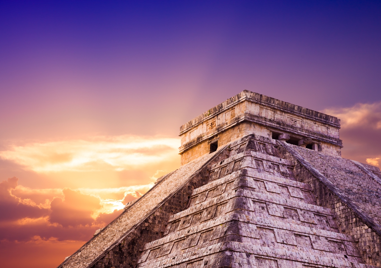 Los mayas fueron hábiles observadores del cielo. Por medio de su seguimiento al sol, entendieron los solsticios y equinoccios, determinando sus rituales, ciclos y cosmovisión.