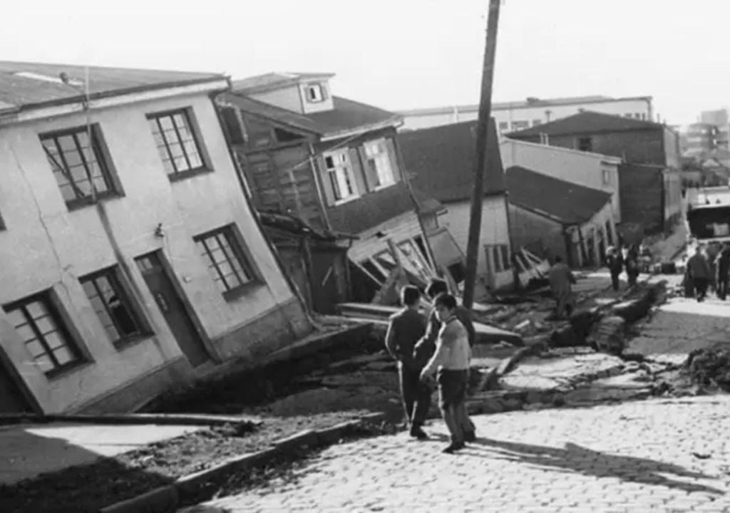 El terremoto de 1960 provocó extensas deformaciones del terreno. Sectores construidos sobre sedimentos fluviales experimentaron hundimientos y desplazamientos, dejando en evidencia la fragilidad de estos suelos frente a vibraciones extremas.