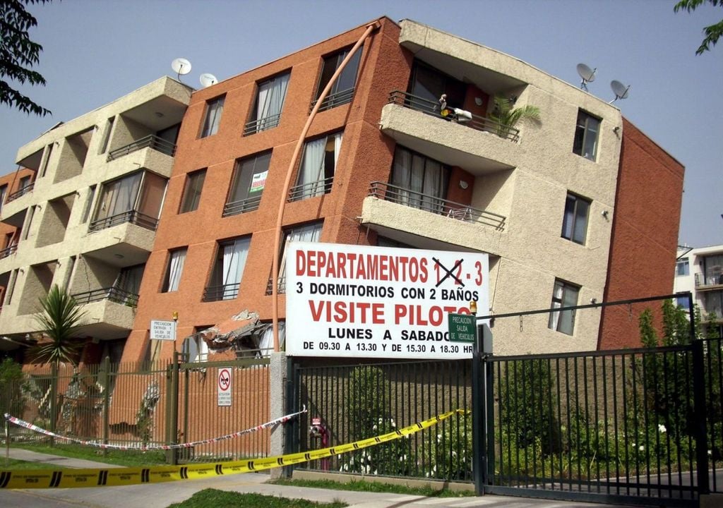 Las imágenes de edificios torcidos en barrios costeros se convirtieron en el símbolo visual del poder destructivo de este fenómeno.