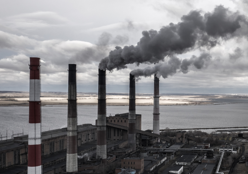 Emisiones de gases contaminantes producto de la quema de combustibles fósiles, principal fuente de dióxido de carbono en la atmósfera. Emisiones de gases contaminantes producto de la quema de combustibles fósiles, principal fuente de dióxido de carbono en la atmósfera.