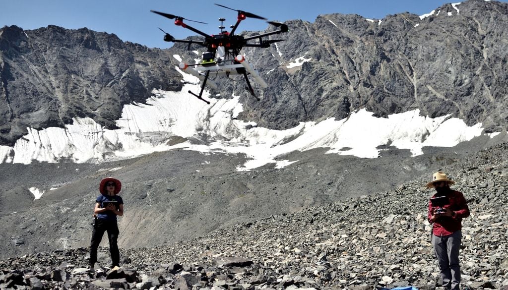 Un dron de investigación equipado con un radar de penetración en el suelo despega para realizar un vuelo de reconocimiento sobre el glaciar Galena Creek Rock, en Wyoming. Crédito: Michael Daniel