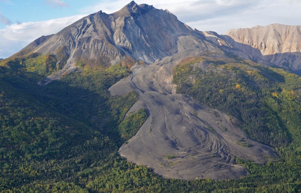Escondido tras los escombros rocosos, el glaciar Sourdough Rock desciende desde las montañas Wrangell, en Alaska. Crédito: Eric Peterson