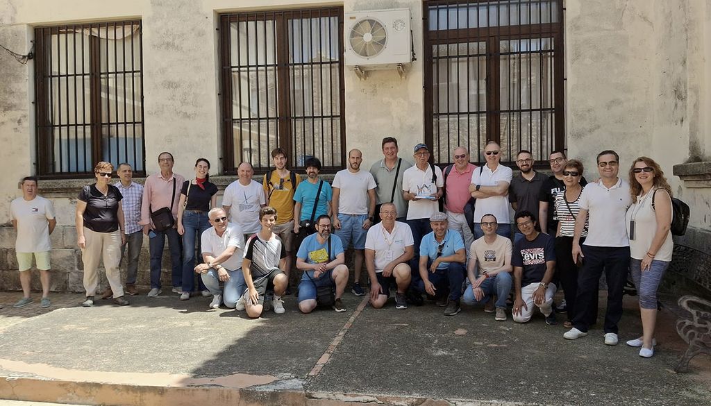 Algunos de los participantes del EAMB25 junto al Centro Cultural Joan Fuster.