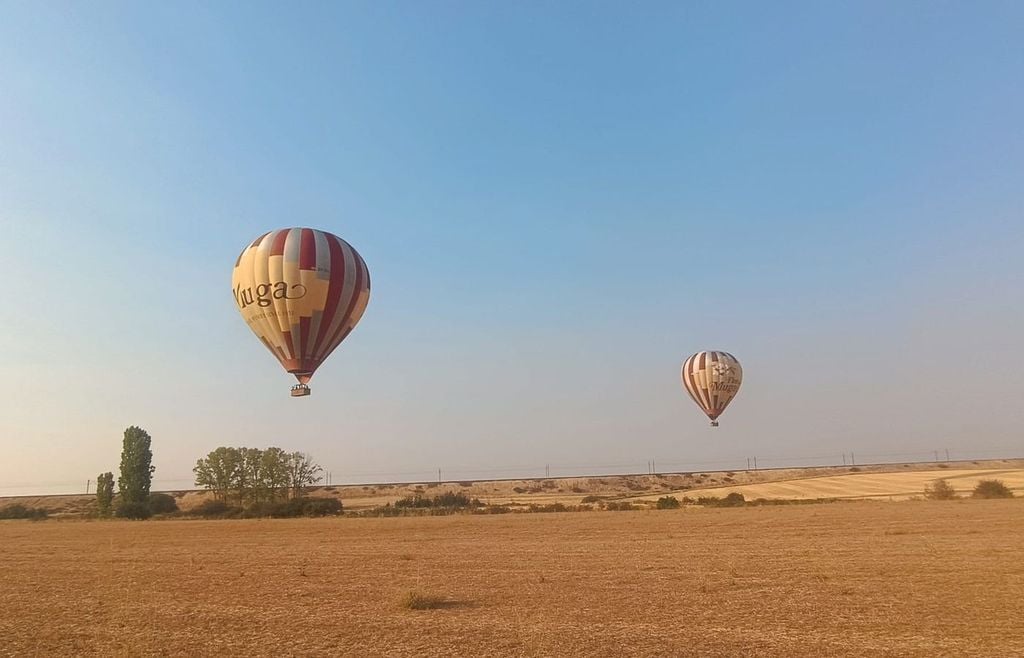 Début de l’ascension des deux montgolfières, le 12 août 2026 vers 19 h 50, alors que l’éclipse avait déjà commencé, depuis les environs de Cisneros, dans la province de Palencia. Début de l’ascension des deux montgolfières, le 12 août 2026 vers 19 h 50, alors que l’éclipse avait déjà commencé, depuis les environs de Cisneros, dans la province de Palencia.