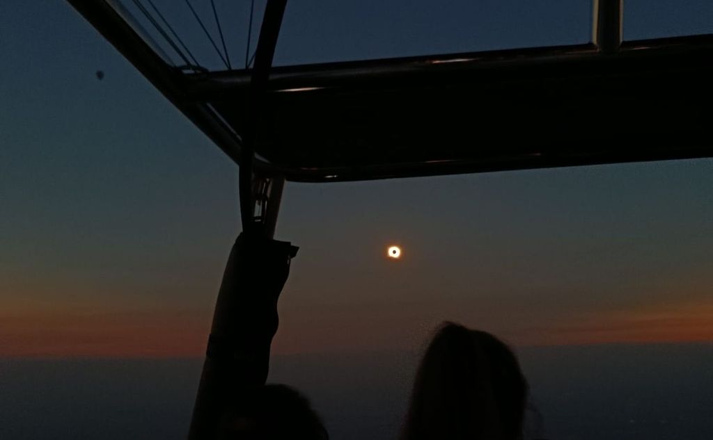 La phase de totalité vue depuis la nacelle de la montgolfière Flor de Muga. En haut à gauche, on distingue l’autre montgolfière, qui évolue à une altitude plus élevée. Photo : Sergio Viñas. La phase de totalité vue depuis la nacelle de la montgolfière Flor de Muga. En haut à gauche, on distingue l’autre montgolfière, qui évolue à une altitude plus élevée. Photo : Sergio Viñas.